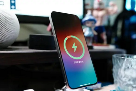大悟苹果15换屏服务分享用什么充电器给iPhone15充电更好 